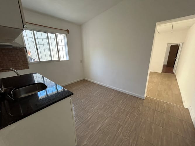 Alquiler apartamento planta baja, gran patio, cocina definida, sin gastos comunes Próximo Católica, impecable La Blanqueada · Foto 2