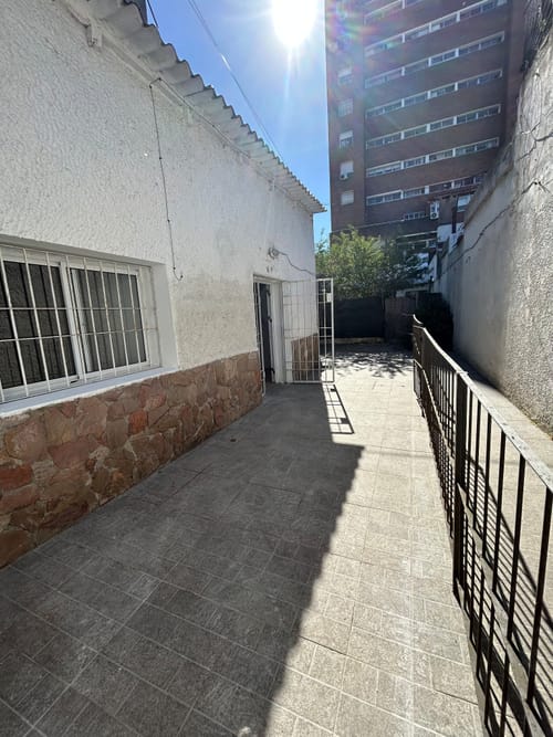 Alquiler apartamento planta baja, gran patio, cocina definida, sin gastos comunes Próximo Católica, impecable La Blanqueada · Photo 2