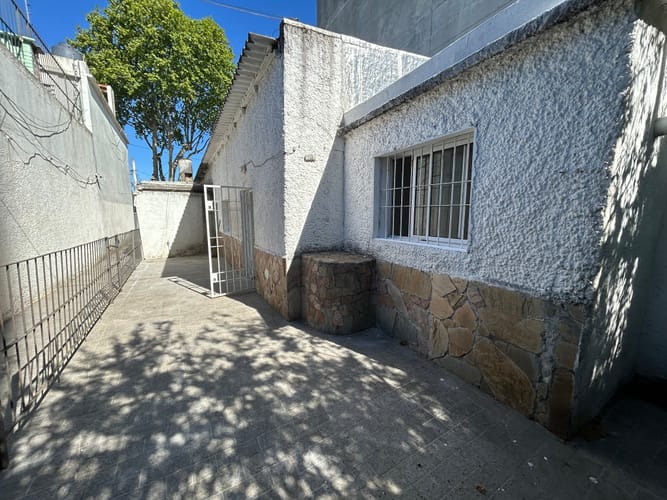Alquiler apartamento planta baja, gran patio, cocina definida, sin gastos comunes Próximo Católica, impecable La Blanqueada · Photo 1