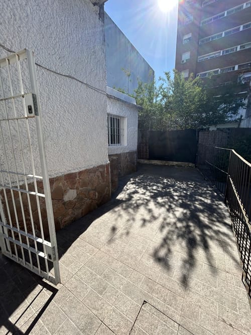 Alquiler apartamento planta baja, gran patio, cocina definida, sin gastos comunes Próximo Católica, impecable La Blanqueada · Photo 3