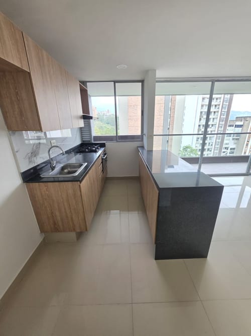 Apartamento de 2 alcobas en arriendo en El Castillo, Medellín, 75 m² · foto 3 de 20