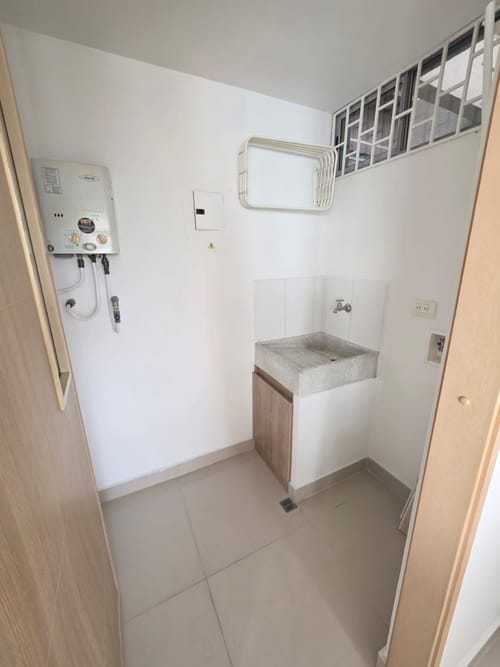 Apartamento de 2 alcobas en arriendo en El Castillo, Medellín, 75 m² · foto 5 de 20