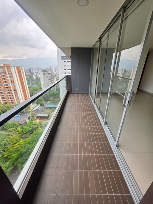Apartamento de 2 alcobas en arriendo en El Castillo, Medellín, 75 m² · foto 9 de 20