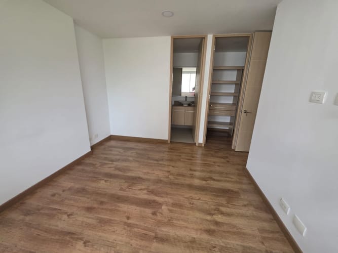 Apartamento de 2 alcobas en arriendo en El Castillo, Medellín, 75 m² · foto 15 de 20