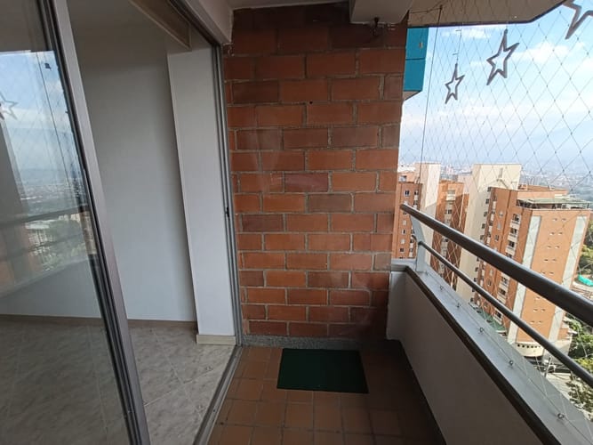 Apartamento de 3 alcobas en arriendo en Belén, Medellín, 88 m² · foto 4 de 4