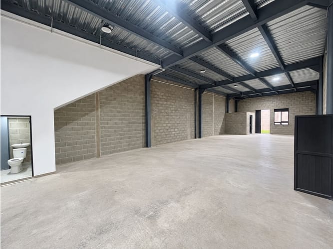 Bodega en arriendo en Zona Centro, Envigado, 300 m² · foto 3 de 14