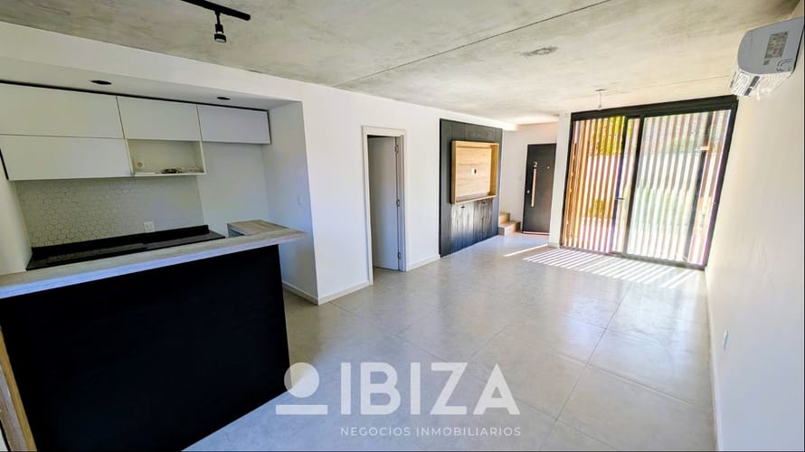 Venta Casa Dúplex con renta 2 dormitorios con cochera y parrillero - Carrasco Norte