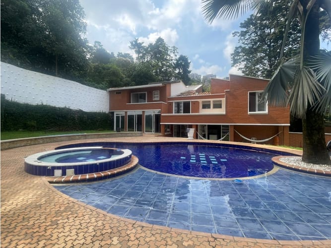 Casa de 4 alcobas en arriendo en El Poblado, Medellín, 990 m² · foto 2 de 24