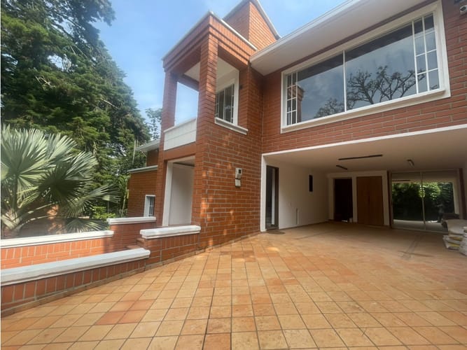 Casa de 4 alcobas en arriendo en El Poblado, Medellín, 990 m² · foto 3 de 24