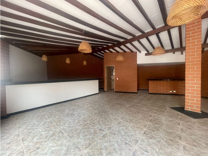Casa de 4 alcobas en arriendo en El Poblado, Medellín, 990 m² · foto 8 de 24