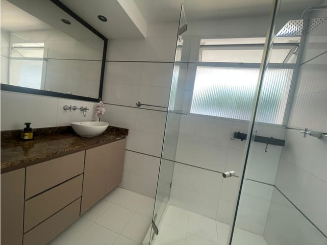 Casa de 4 alcobas en arriendo en El Poblado, Medellín, 990 m² · foto 9 de 24