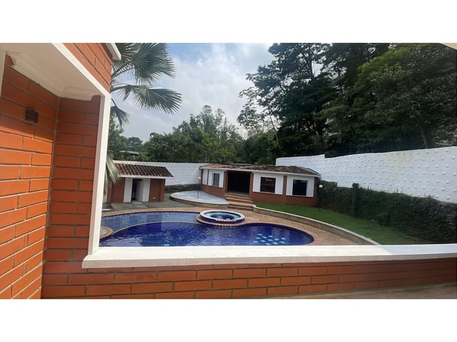 Casa de 4 alcobas en arriendo en El Poblado, Medellín, 990 m² · foto 13 de 24