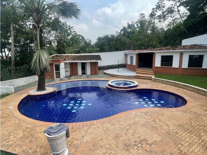 Casa de 4 alcobas en arriendo en El Poblado, Medellín, 990 m² · foto 16 de 24