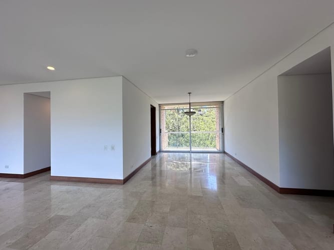 Apartamento de 3 alcobas en arriendo en El Poblado, Medellín, 288 m² · foto 5 de 18