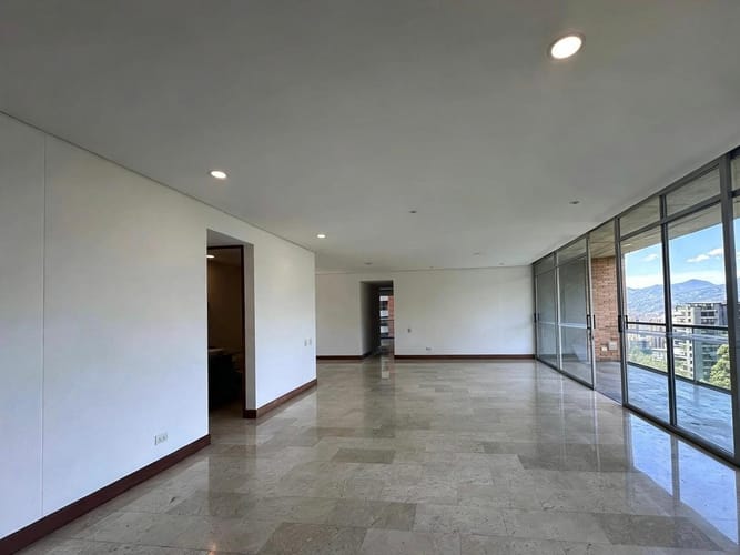 Apartamento de 3 alcobas en arriendo en El Poblado, Medellín, 288 m² · foto 4 de 18