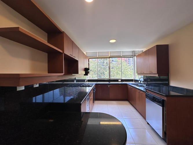 Apartamento de 3 alcobas en arriendo en El Poblado, Medellín, 288 m² · foto 7 de 18