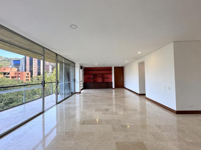 Apartamento de 3 alcobas en arriendo en El Poblado, Medellín, 288 m² · foto 2 de 18