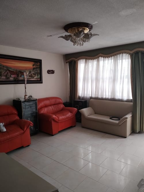 Casa de 3 alcobas en venta en Engativá, Bogotá, 300 m² · foto 2 de 9