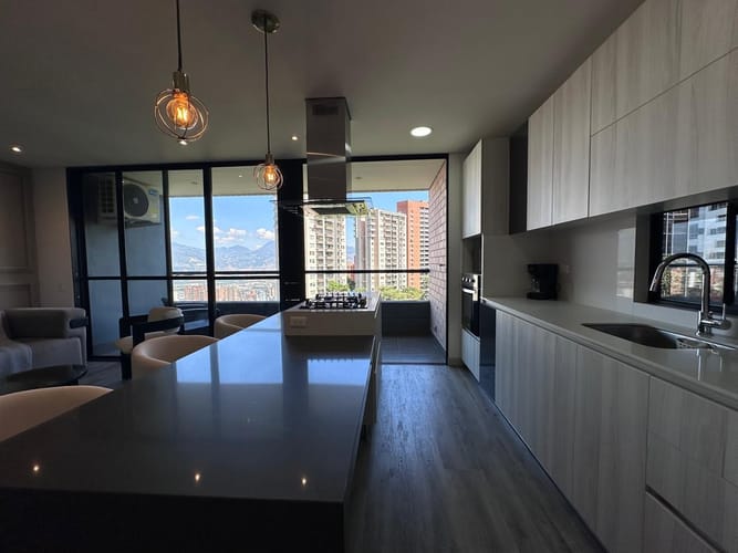 Apartamento de 2 alcobas en arriendo en El Poblado, Medellín, 98 m² · foto 2 de 19