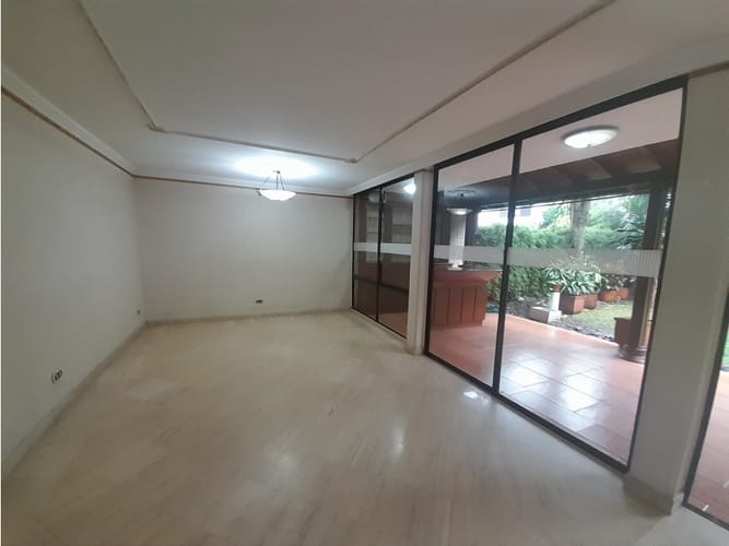 Casa de 4 alcobas en arriendo en El Castillo, Medellín, 325 m² · foto 3 de 16
