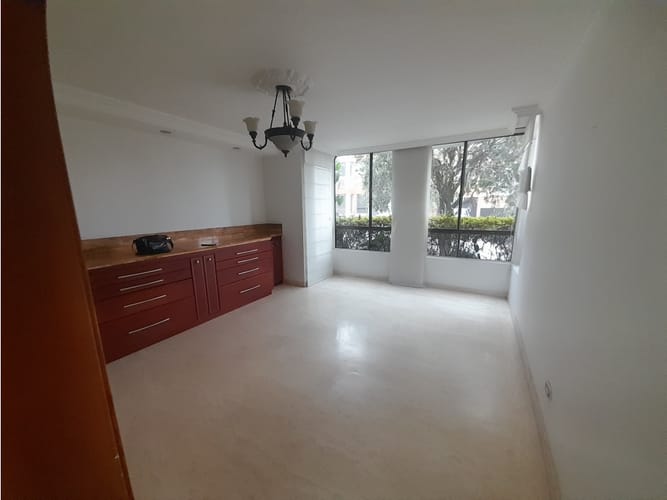 Casa de 4 alcobas en arriendo en El Castillo, Medellín, 325 m² · foto 4 de 16