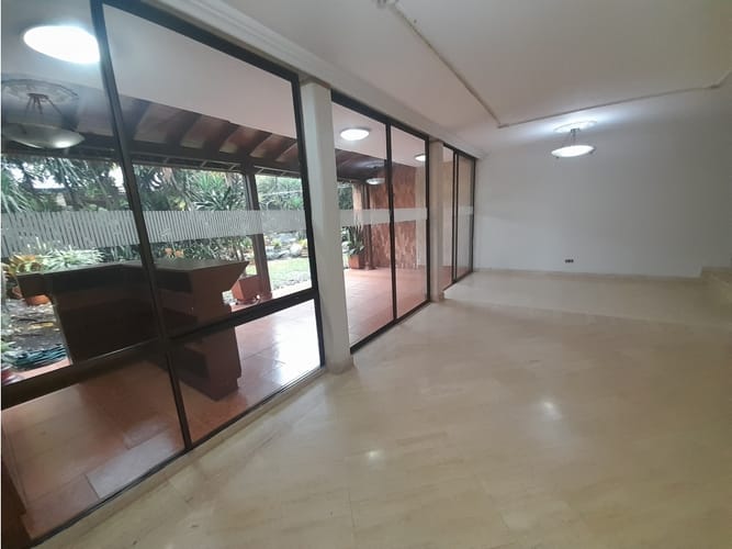 Casa de 4 alcobas en arriendo en El Castillo, Medellín, 325 m² · foto 5 de 16