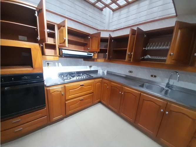 Casa de 4 alcobas en arriendo en El Castillo, Medellín, 325 m² · foto 7 de 16