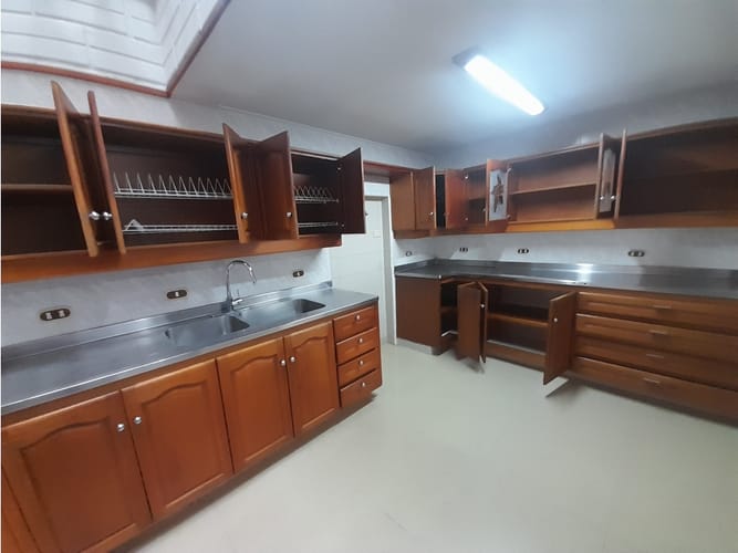 Casa de 4 alcobas en arriendo en El Castillo, Medellín, 325 m² · foto 8 de 16