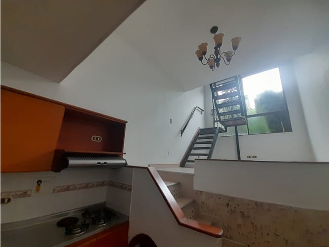 Casa de 4 alcobas en arriendo en El Castillo, Medellín, 325 m² · foto 9 de 16