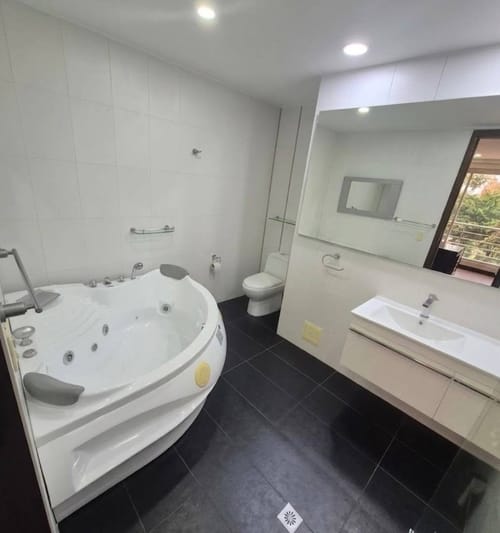 Apartamento de 2 alcobas en venta en Santa Barbara, Bogotá, 136 m² · foto 15 de 18