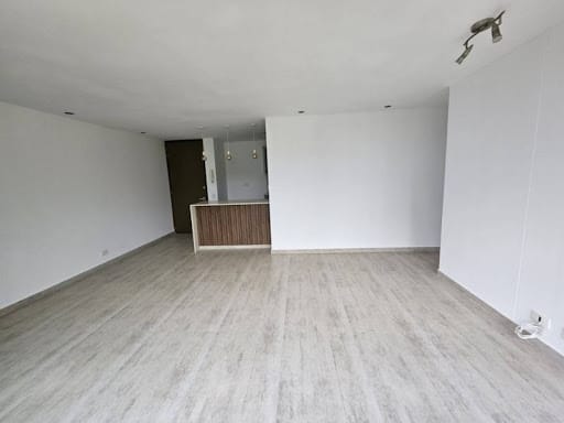 Apartamento de 2 alcobas en arriendo en El Castillo, Medellín, 75 m² · foto 2 de 24