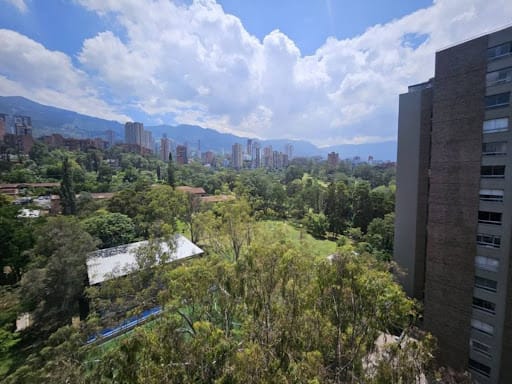 Apartamento de 2 alcobas en arriendo en El Castillo, Medellín, 75 m² · foto 8 de 24