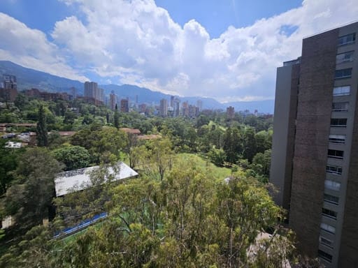 Apartamento de 2 alcobas en arriendo en El Castillo, Medellín, 75 m² · foto 9 de 24