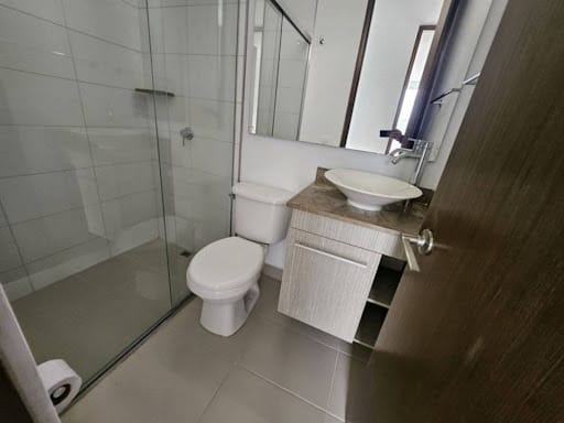 Apartamento de 2 alcobas en arriendo en El Castillo, Medellín, 75 m² · foto 10 de 24