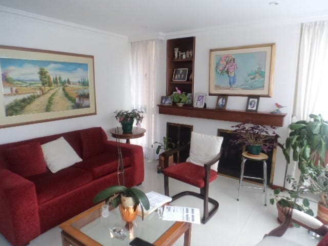 Apartamento de 3 alcobas en venta en Chicó Reservado, Bogotá, 130 m² · foto 2 de 24