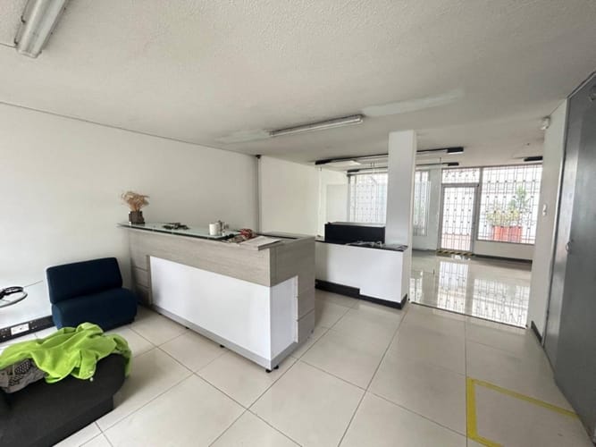 Casa de 6 alcobas en venta en Los Andes, Bogotá, 400 m² · foto 3 de 24