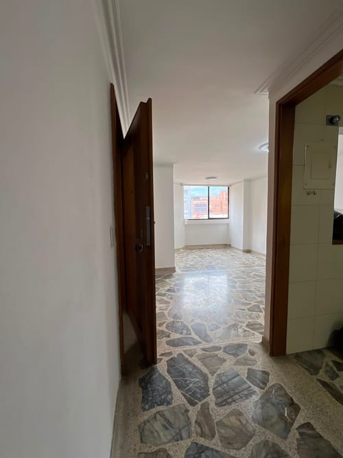 Apartamento de 2 alcobas en arriendo en Conquistadores, Medellín, 65 m² · foto 2 de 5