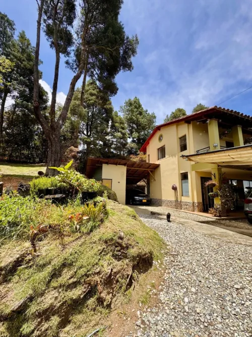 Casa de 3 alcobas en arriendo en El Poblado, Medellín, 160 m² · foto 2 de 15