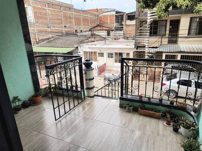 Casa de 8 alcobas en venta en Prados De Oriente, Cali, 230 m² · foto 16 de 24