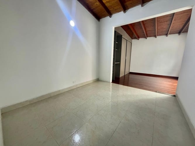 Casa de 3 alcobas en arriendo en Loma De Los Bernal, Medellín, 174 m² · foto 4 de 17