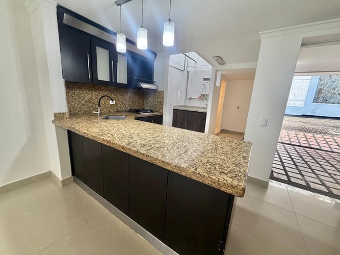Casa de 3 alcobas en arriendo en Loma De Los Bernal, Medellín, 174 m² · foto 2 de 17