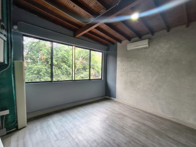 Casa de 19 alcobas en arriendo en Belen Alameda, Medellín, 300 m² · foto 7 de 17