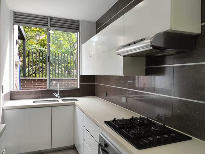 Apartamento de 2 alcobas en arriendo en El Poblado, Medellín, 167 m² · foto 9 de 17