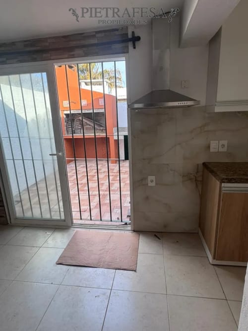 Casa en alquiler, 4 dormitorios, 1 baño, patio, cochera. Barrio cerrado. Carrasco Norte. · Foto 4