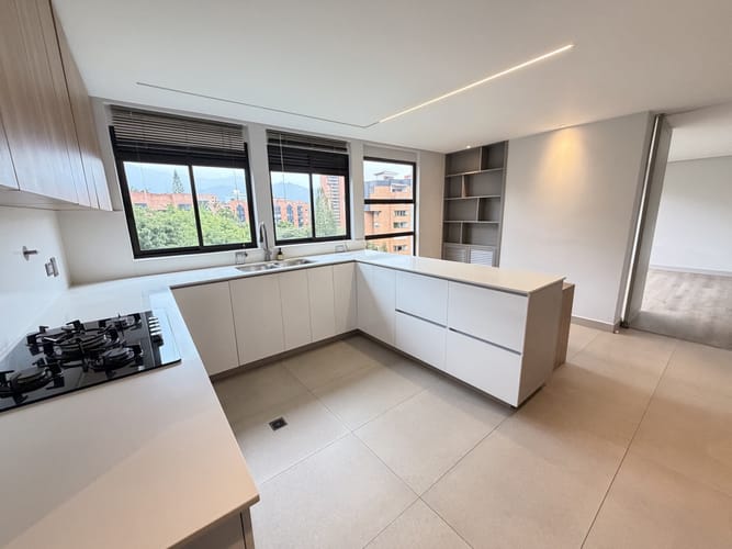 Apartamento de 3 alcobas en arriendo en El Campestre, Medellín, 348 m² · foto 3 de 24