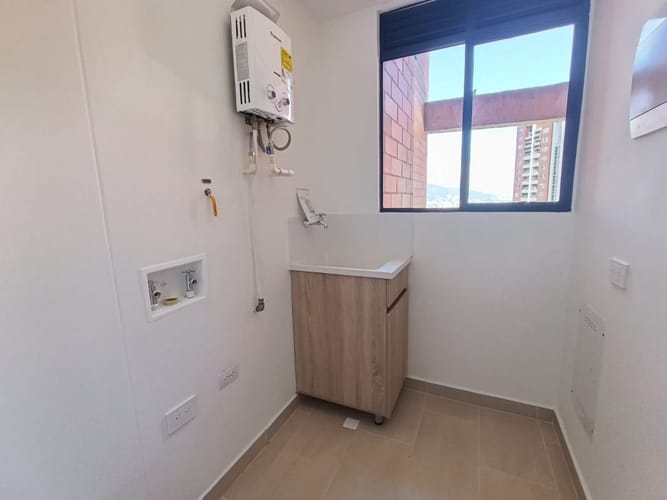 Apartamento de 3 alcobas en arriendo en Camino Verde, Envigado, 89 m² · foto 4 de 16