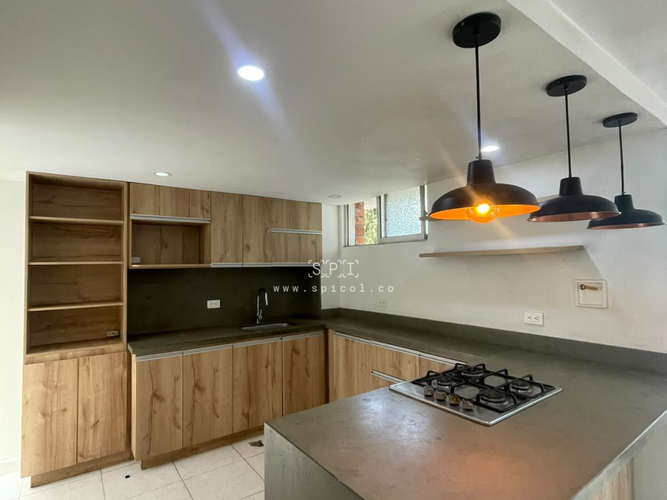 Casa de 5 alcobas en arriendo en El Castillo, Medellín, 330 m² · foto 2 de 24