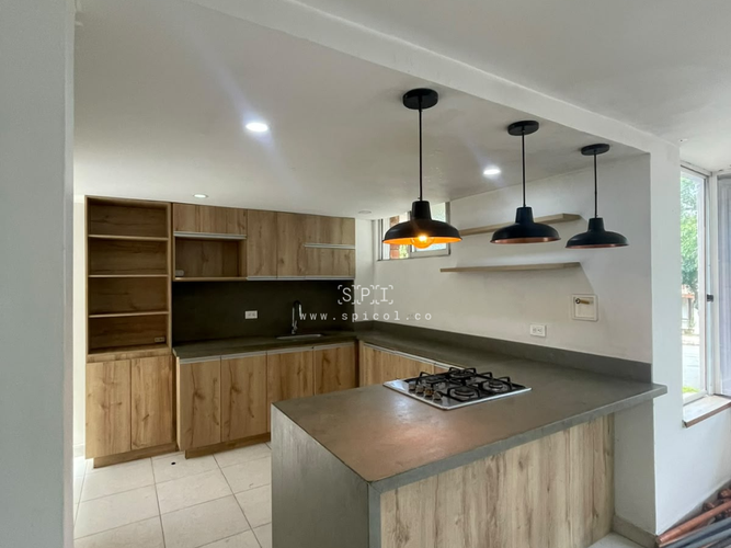 Casa de 5 alcobas en arriendo en El Castillo, Medellín, 330 m² · foto 3 de 24
