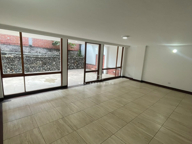 Casa de 5 alcobas en arriendo en El Castillo, Medellín, 330 m² · foto 5 de 24