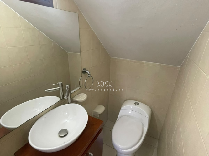 Casa de 5 alcobas en arriendo en El Castillo, Medellín, 330 m² · foto 9 de 24